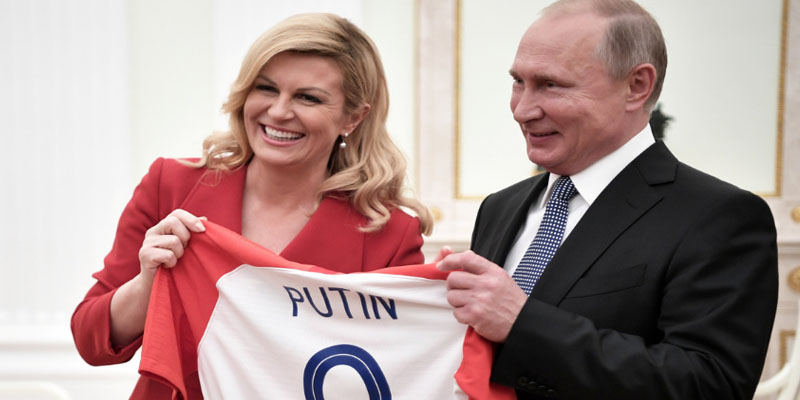 رئيسة كرواتيا تهدي قميص منتخب بلادها لبوتين